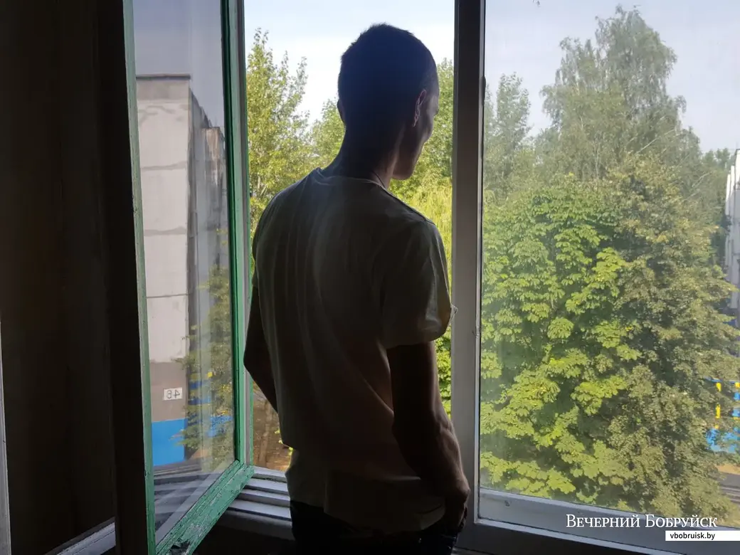 Сергей у себя в квартире.
