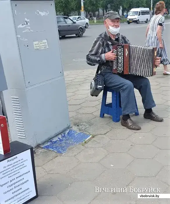 Владимир Гайдукевич играет у бани на гармошке. Фото автора