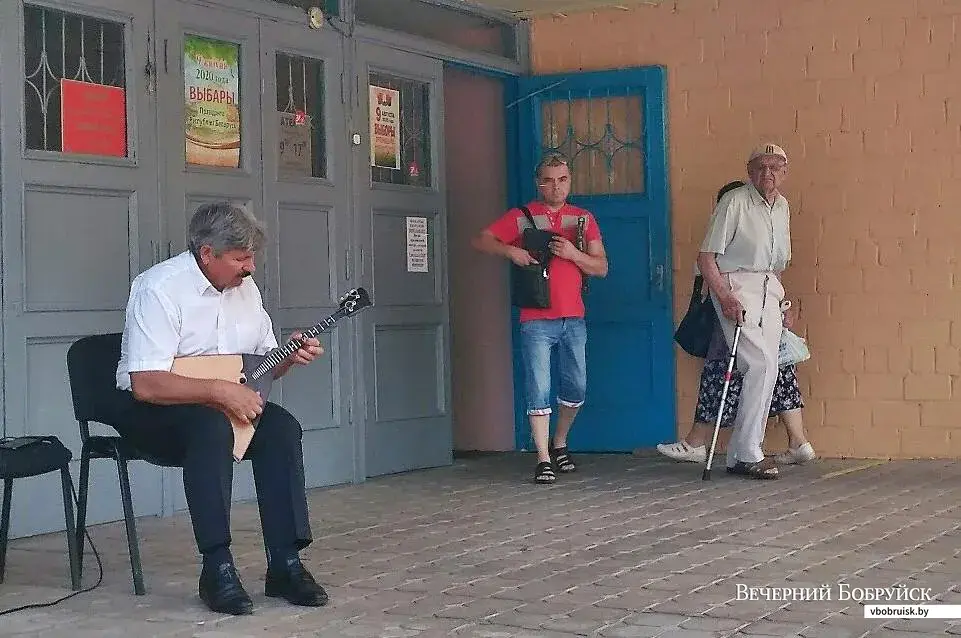 У входа на избирательный участок №7. Фото Елены Садовской.