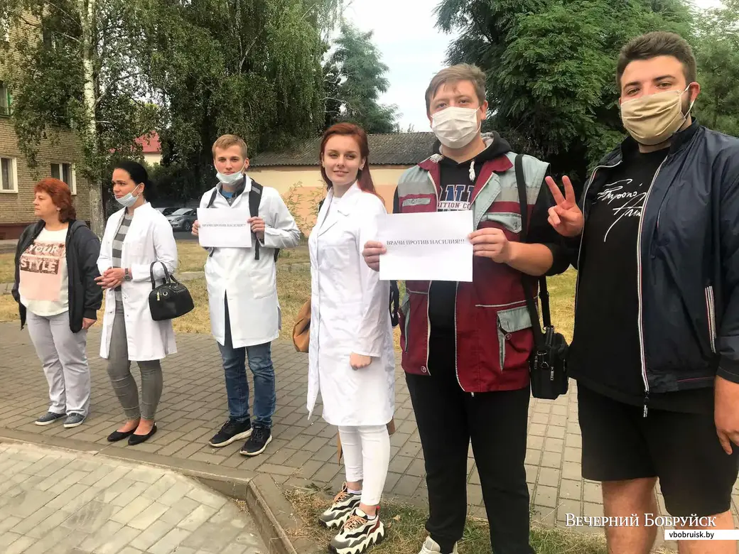 Бобруйск, 13 августа. Улица Октябрьская. Живая цепь медиков.