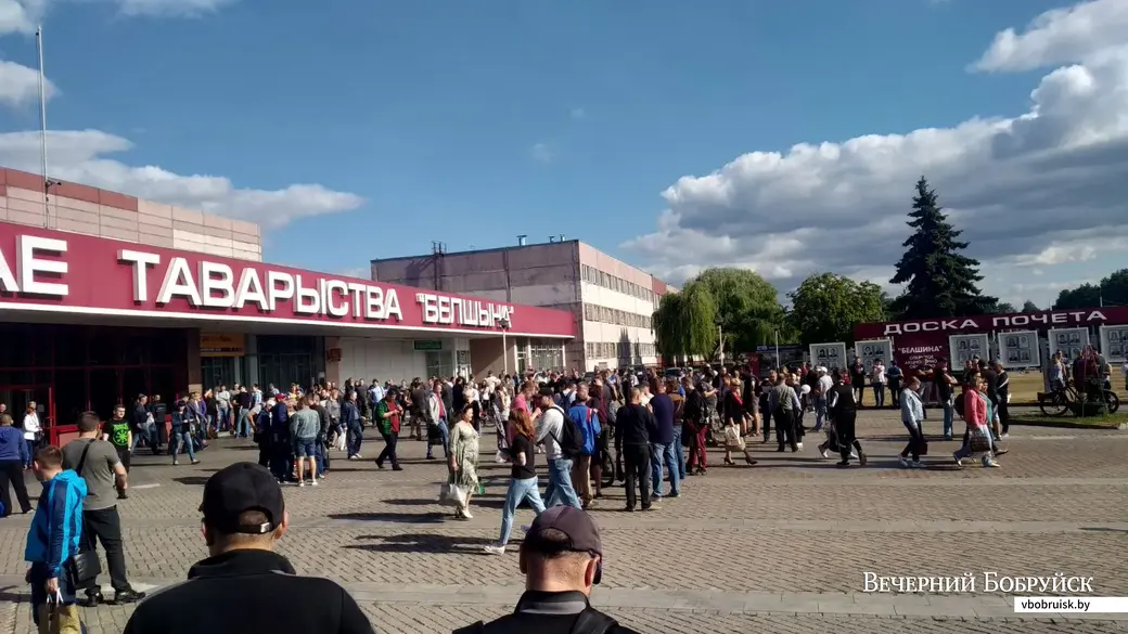 14.08.2020. Бобруйск. Работники ОАО «Белшина» и горожане собирают подписи под Открытым обращением к властям.