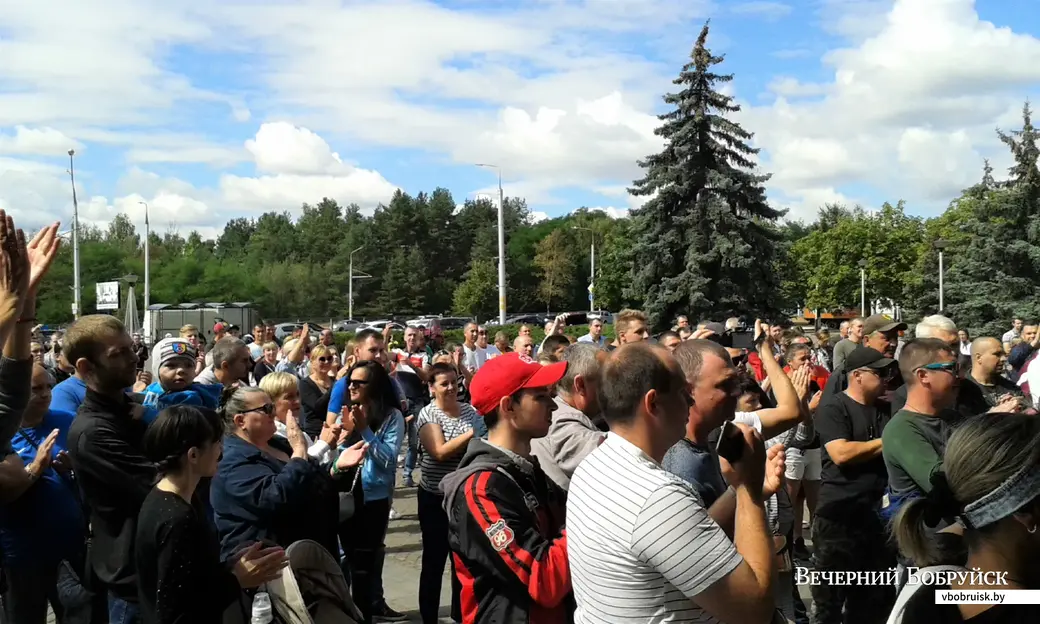 14.08.2020. Бобруйск. Люди собрались у проходной ОАО «Белшина».