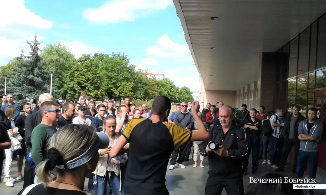 14.08.2020. Бобруйск. Люди собрались у проходной ОАО «Белшина».