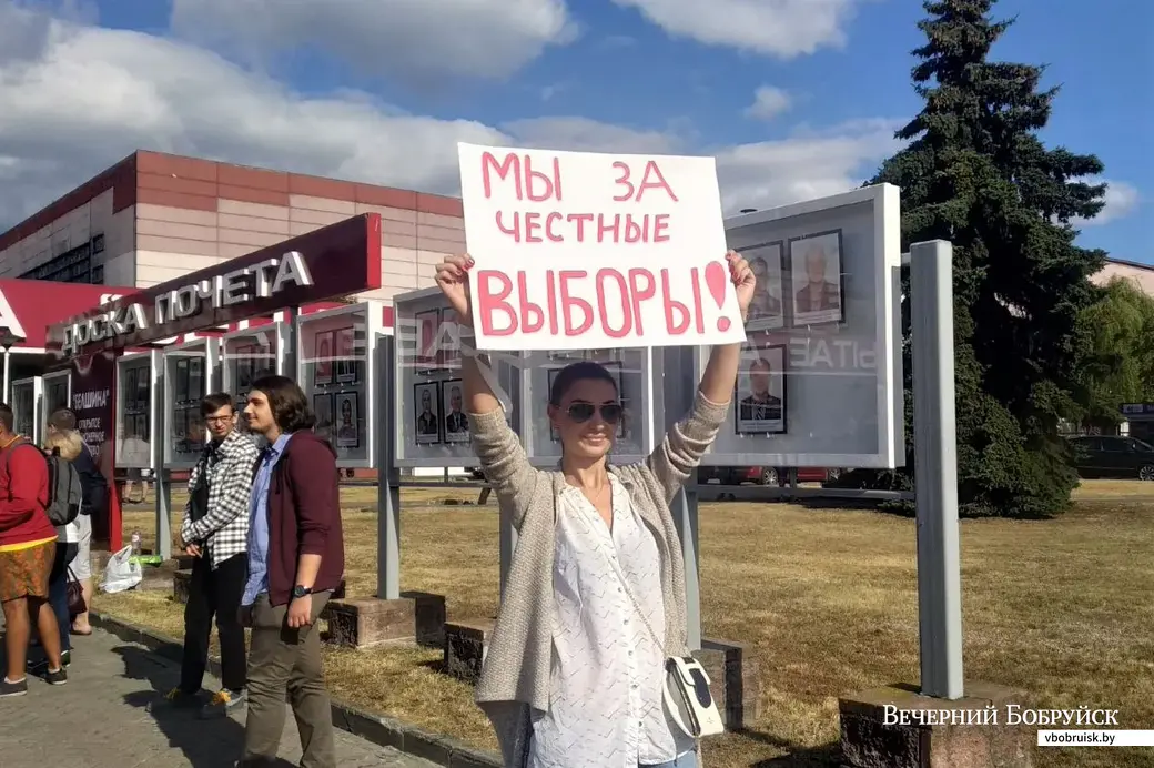 14.08.2020. Бобруйск. Работники ОАО «Белшина» и горожане собирают подписи под Открытым обращением к властям.