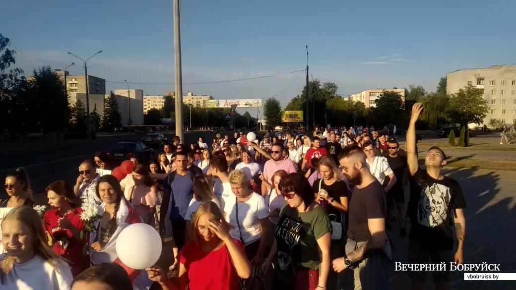 15.08.2020, акция солидарности, колонна движется по ул. 50 лет ВЛКСМ.