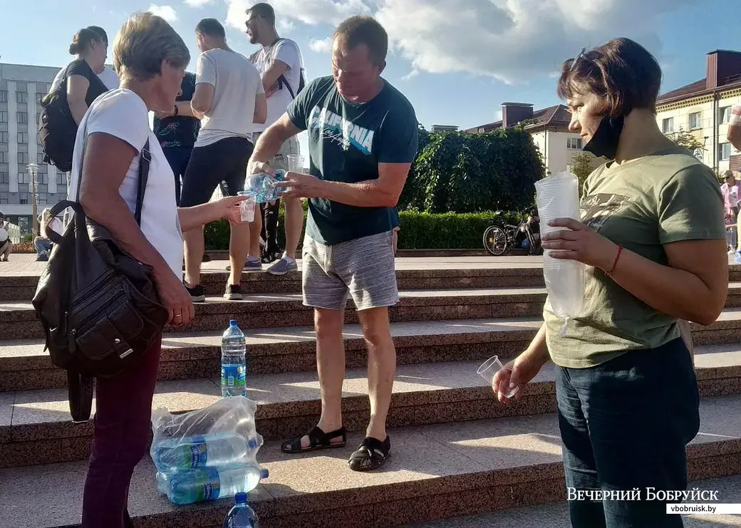 Бобруйск, 15 августа 2020 года. Площадь Ленина. Волонтеры раздают бутылки с водой.