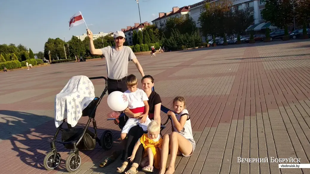 Ирина и Денис Поздняковы с детьми.