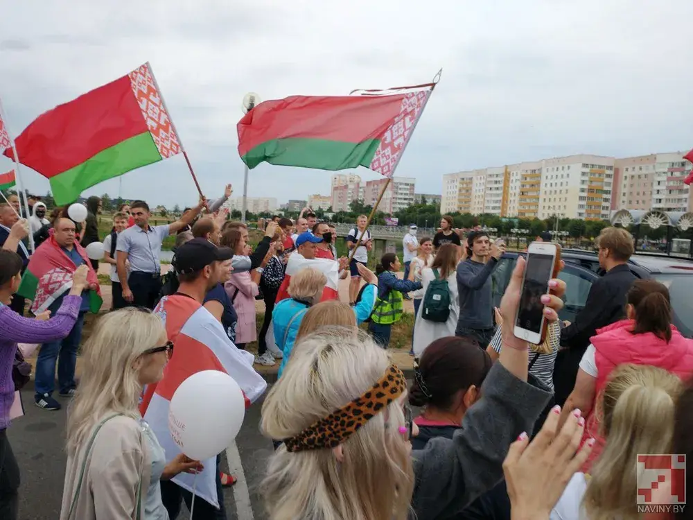 Жлобин, 20 августа 2020 года. На площадке у Дворца культуры металлургов собрались вместе как сторонники перемен, так и группа поддержки Лукашенко.