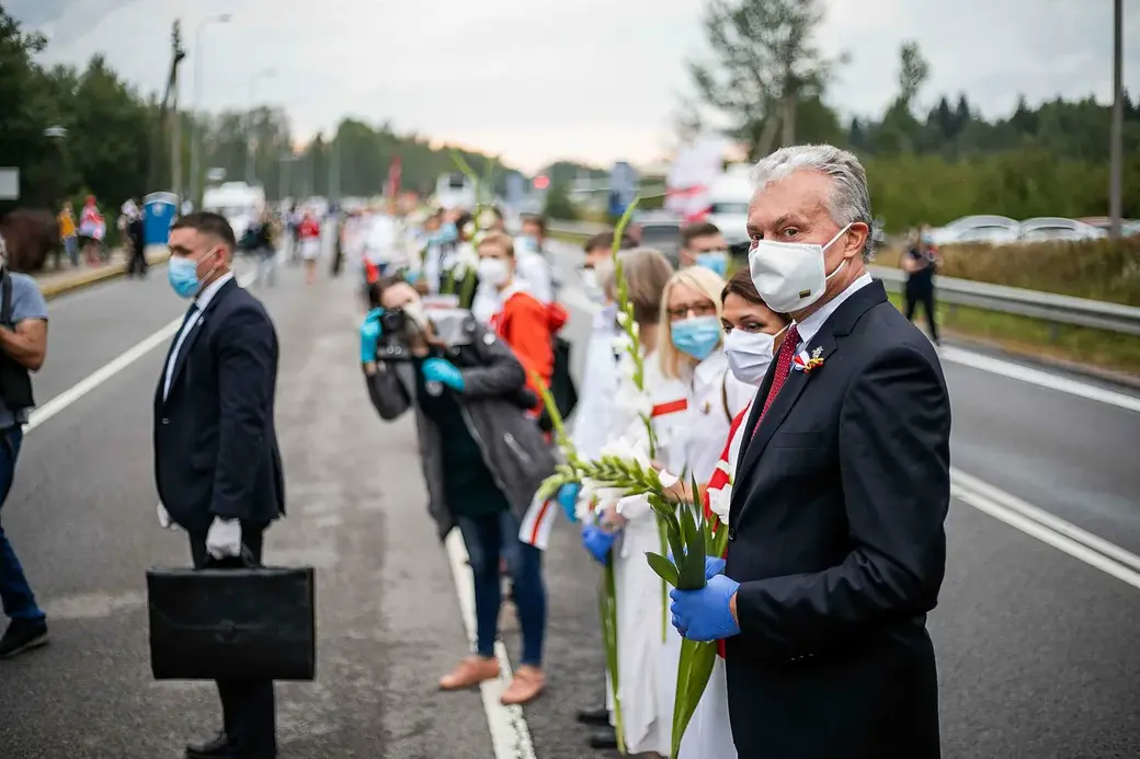 Жители Литвы стали в "цепь солидарности" с оппозицией Беларуси