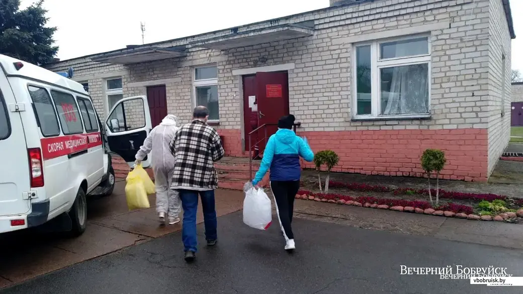 Бобруйские волонтеры доставляют СИЗ в больницу