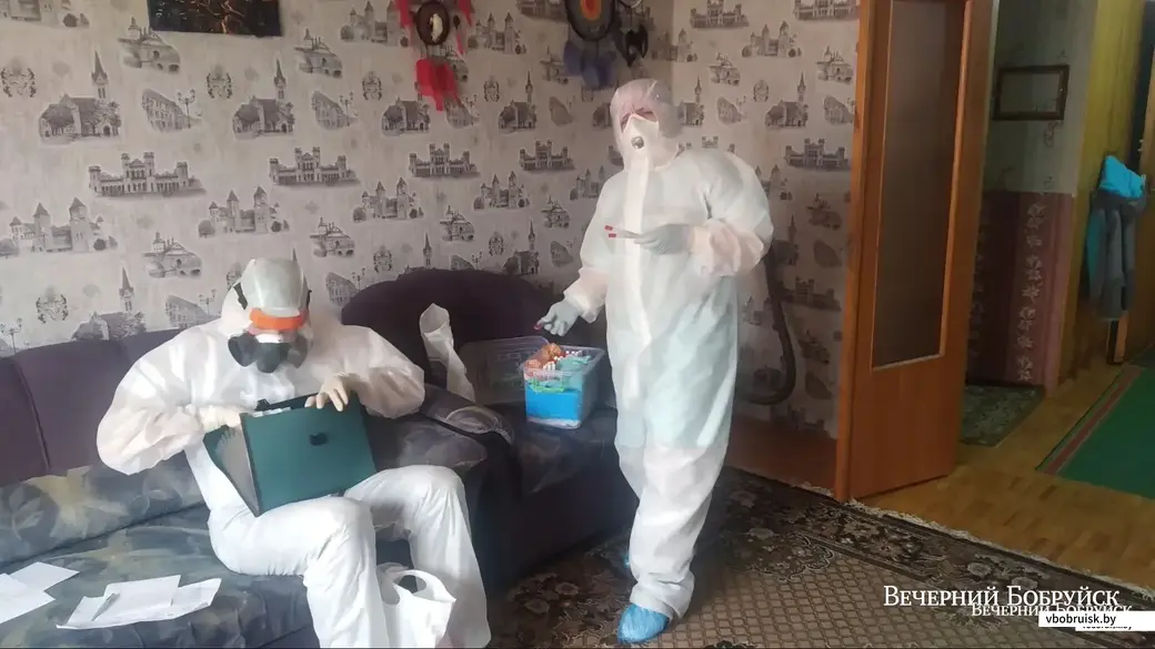 Медики готовятся брать пробу на коронавирус. Иллюстративное фото.