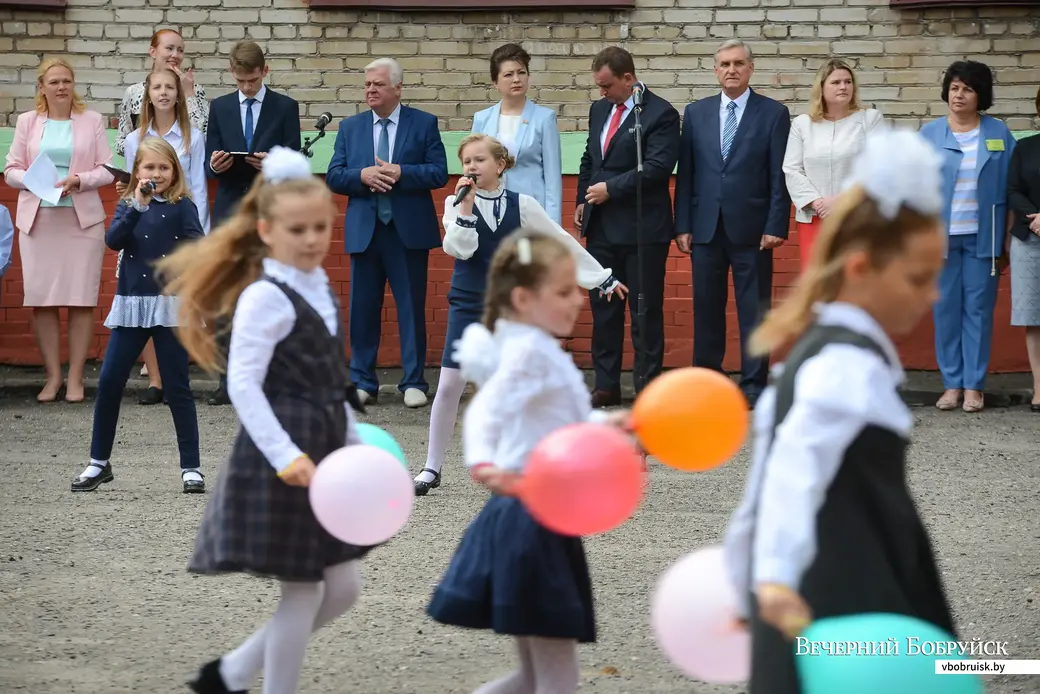 01.09.2020. Бобруйск. Торжественная линейка по случаю Дня знаний 1 сентября в гимназии №3