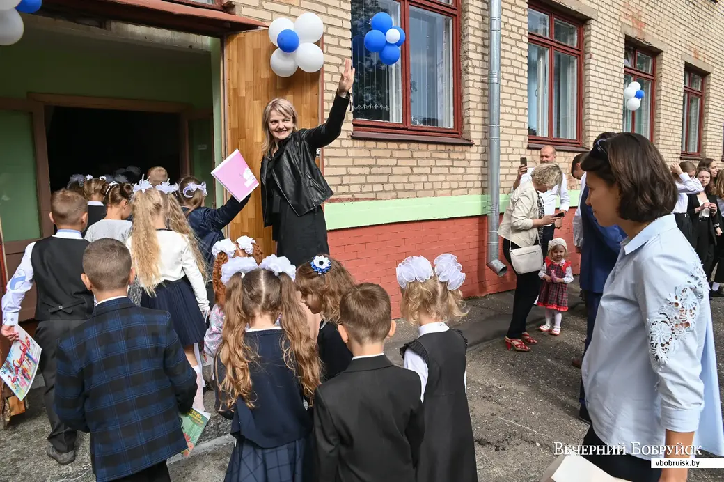 01.09.2020. Бобруйск. Торжественная линейка по случаю Дня знаний 1 сентября в гимназии №3