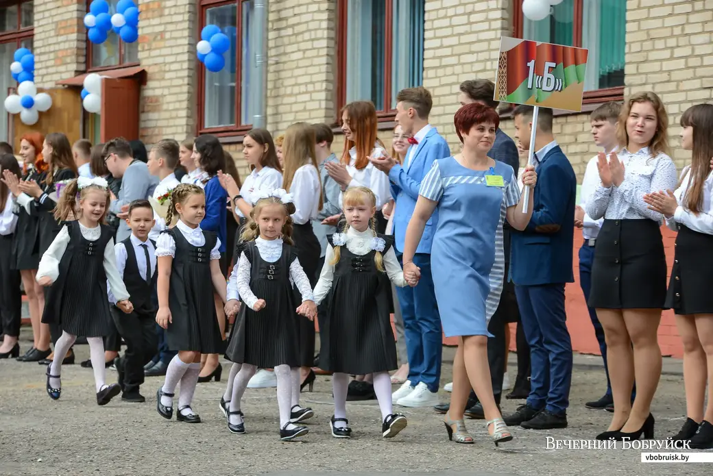 01.09.2020. Бобруйск. Торжественная линейка по случаю Дня знаний 1 сентября в гимназии №3