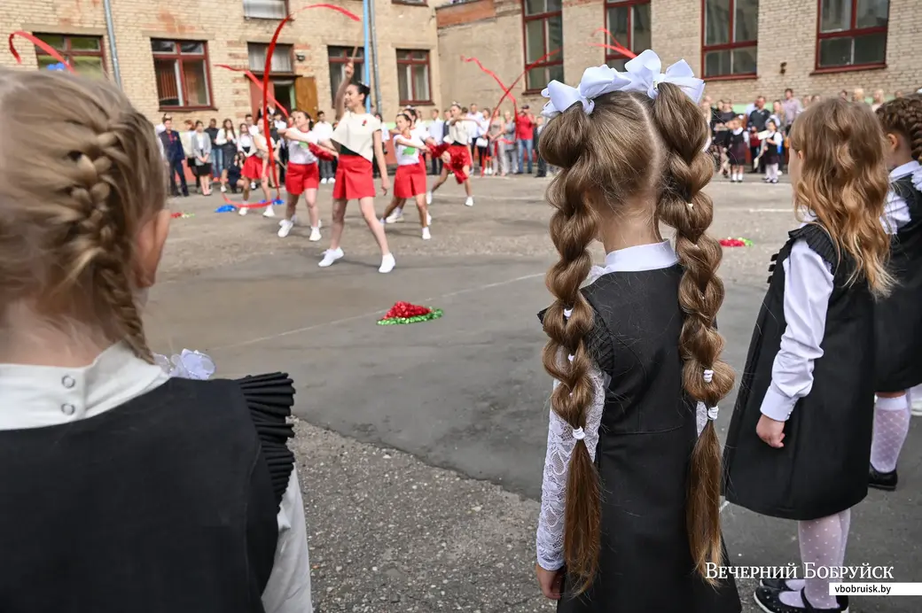 01.09.2020. Бобруйск. Торжественная линейка по случаю Дня знаний 1 сентября в гимназии №3