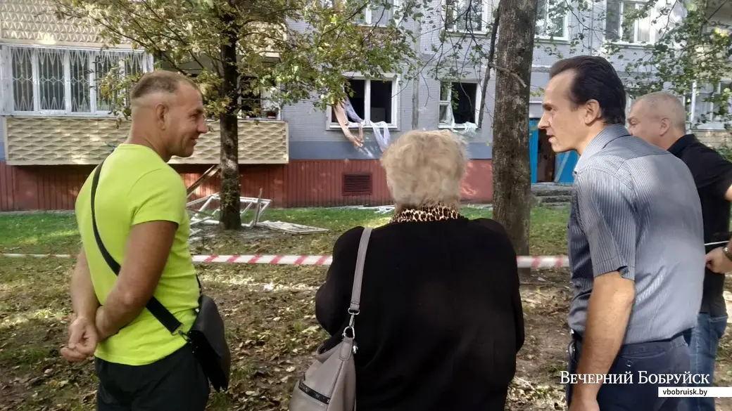 Вера и Максим Голубы перед окнами своей квартиры.