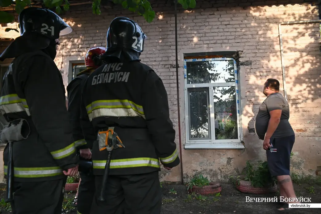 02.09.2020. Бобруйск. Бойцы пожарной аварийно-спасательной части №1 ликвидируют осиное гнездо в окне жилого дома на улице Бахарова в Бобруйске