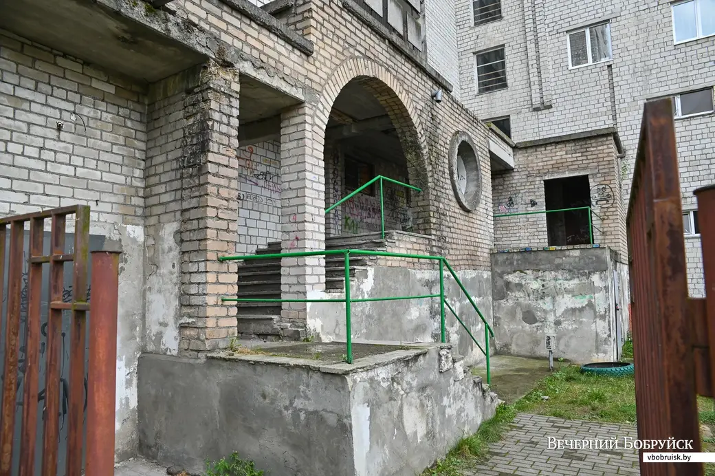 03.09.2020. Бобруйск. Белый дом на Ульяновской. И здесь подъезд уже совсем не парадный.