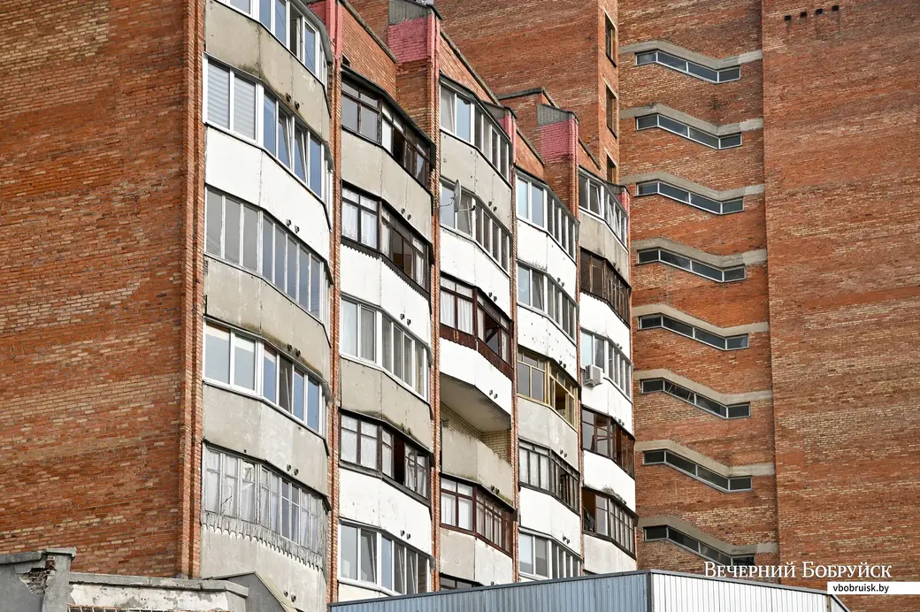 Красный дом на Ульяновской не имеет лестничных клеток.