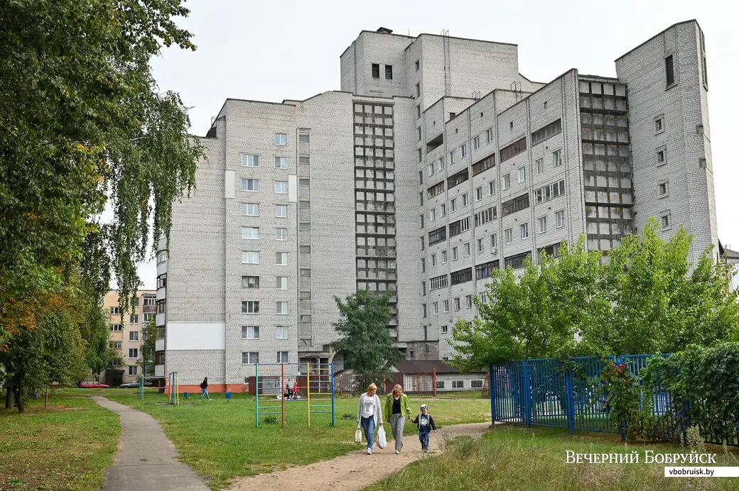 03.09.2020. Бобруйск. Белый дом на Ульяновской. Вид со двора.