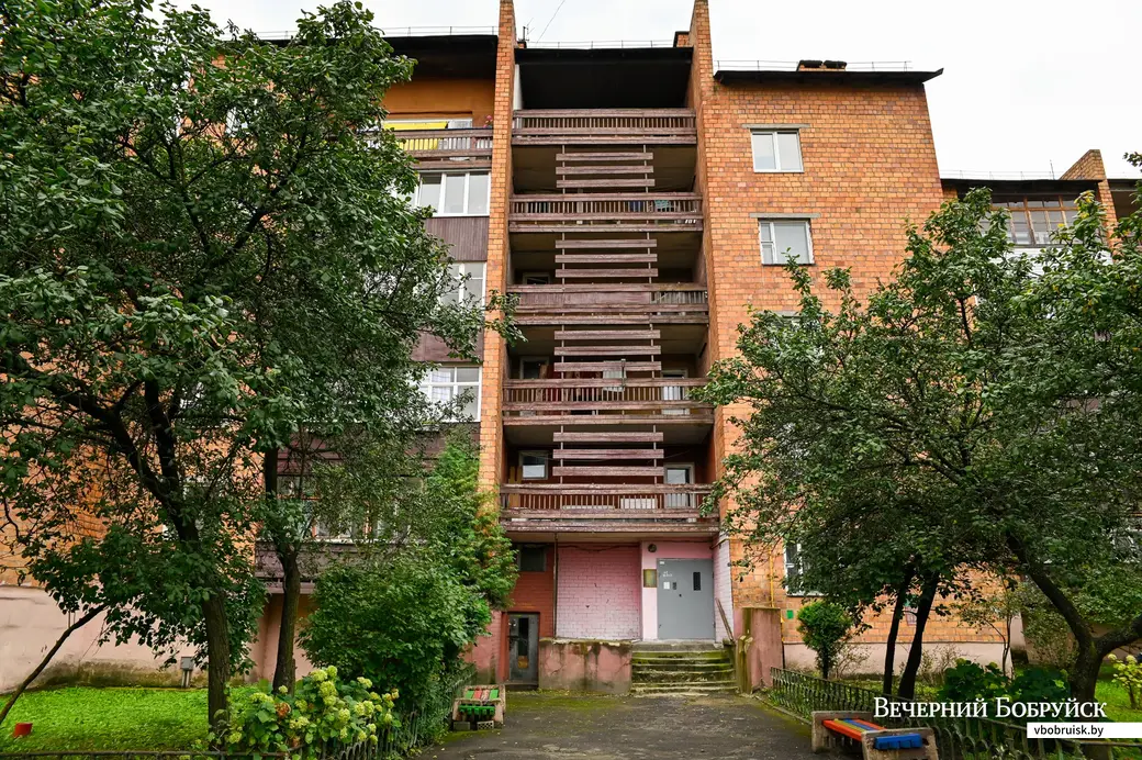 «Халтуринские» дома на Комсомольской: вход в квартиры со всех лестничных площадок.