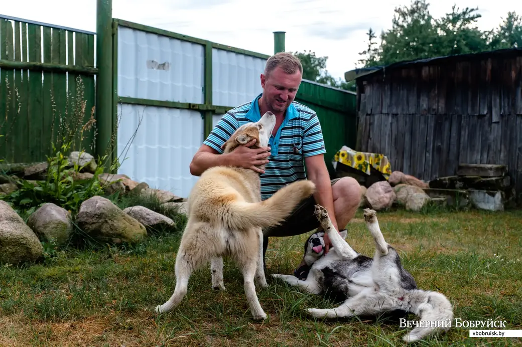 Деревня Продвино, Бобруйский район. Василий Бокий с Роней и Кирой.