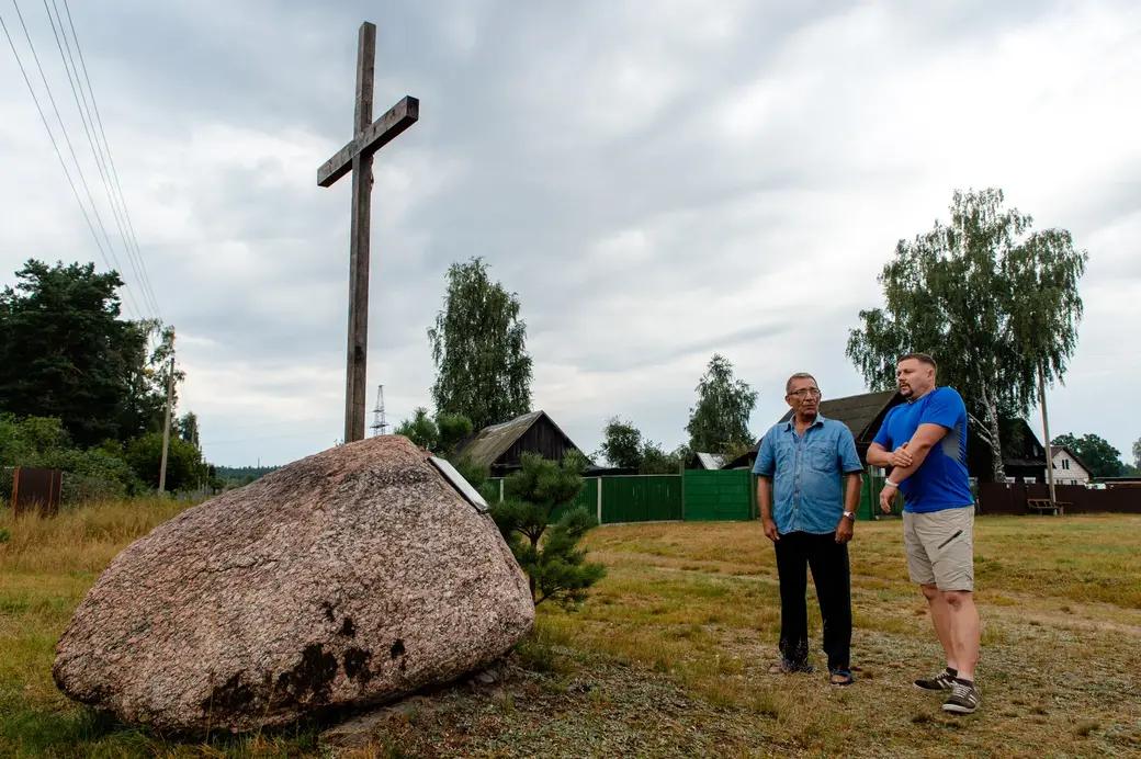 Деревня Продвино, Бобруйский район. Геннадий Трацевский и Иван Юшкевич возле поклонного креста и памятного знака сельчанам, погибшим в годы ВОВ.