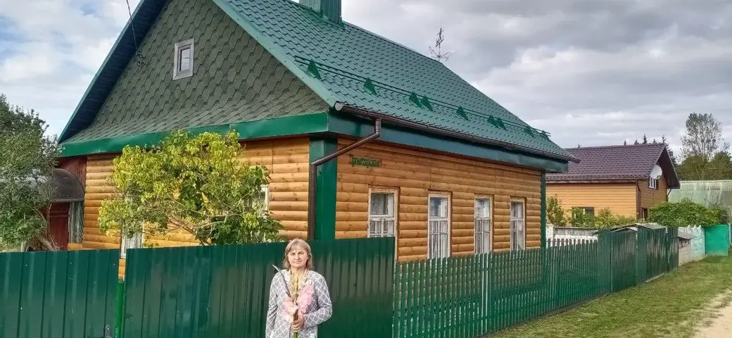 Светлана Ивановна Кочеткова у своего обновленного дома.