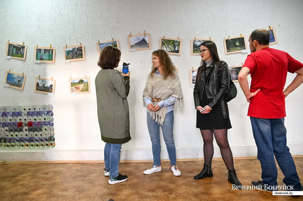 Бобруйск. Презентация мультимедийного проекта. Корреспонденты «Вечернего Бобруйска» на открытии фотовыставки.