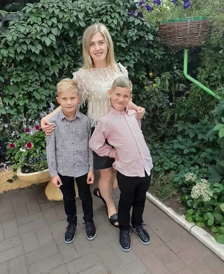 Ольга Брилева с сыновьями Матвеем и Тимофеем. Фото из семейного архива