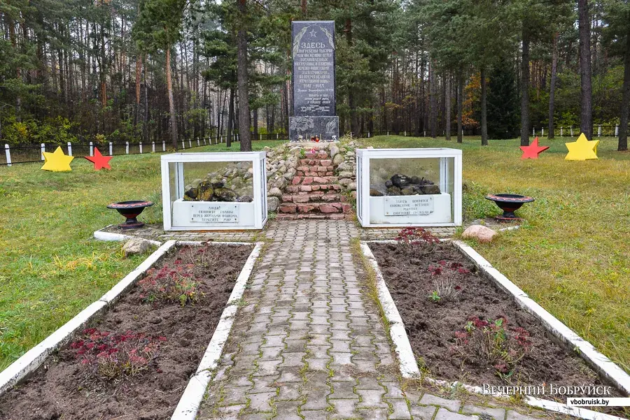 Мемориал в деревне Каменка.