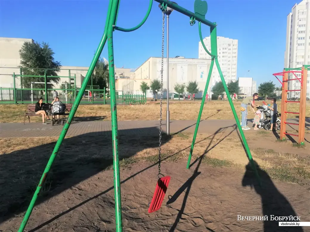 13.08.2020. Бобруйск. Молодежный парк. Сломанные качели на площадке брэнда «Сочный».