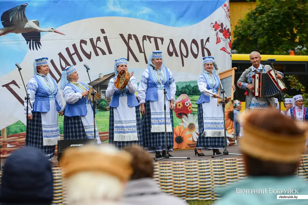 03.10.2020. Глуша. Региональный фестиваль народного творчества и ремесел «Глушанский хуторок». Выступает вокальный ансамбль народной песни «Лянок» Грибановского сельского