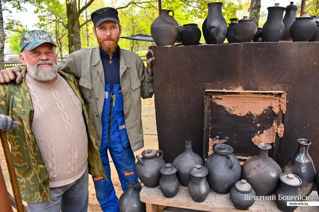 03.10.2020. Глуша. Региональный фестиваль народного творчества и ремесел «Глушанский хуторок». Народные мастера Беларуси гончары Юрий Бовда (Бобруйский район) и Дмитрий