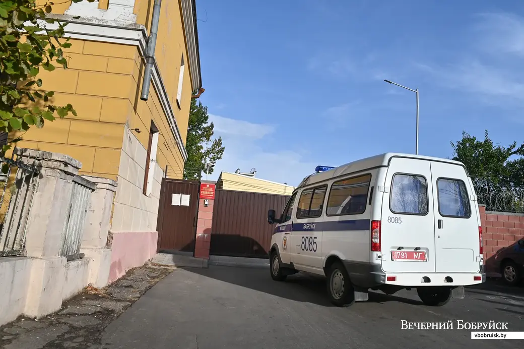 05.10.2020. Бобруйск. Бобруйчане выходят на свободу из изолятора временного содержания после судов по административной статье 23.34 КоАП РБ.