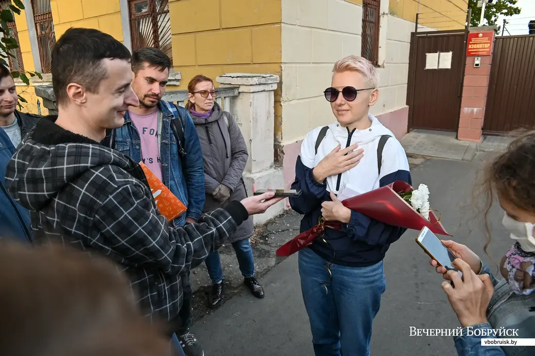05.10.2020. Бобруйск. Бобруйчане выходят на свободу из изолятора временного содержания после судов по административной статье 23.34 КоАП РБ. Алеся Латинская.