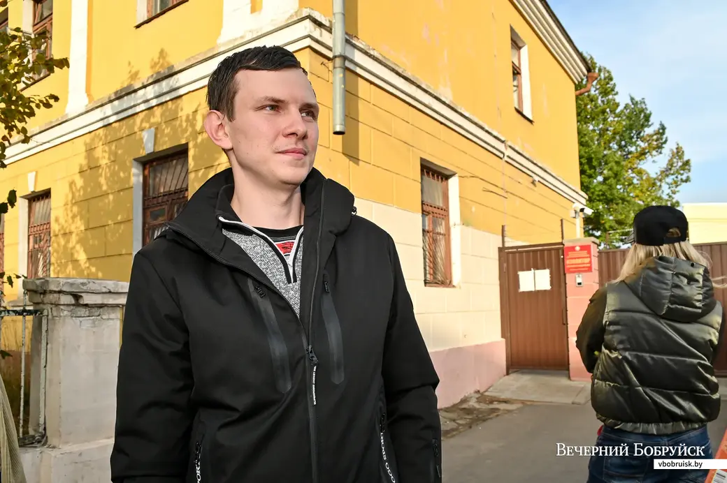 05.10.2020. Бобруйск. Бобруйчане выходят на свободу из изолятора временного содержания после судов по административной статье 23.34 КоАП РБ. Виталий Минкевич.