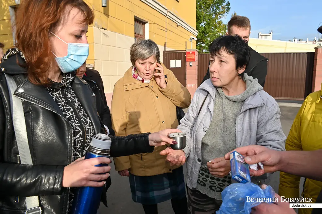 05.10.2020. Бобруйск. Бобруйчане выходят на свободу из изолятора временного содержания после судов по административной статье 23.34 КоАП РБ. Из встречают члены семей,