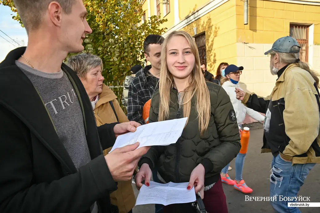 05.10.2020. Бобруйск. Бобруйчане выходят на свободу из изолятора временного содержания после судов по административной статье 23.34 КоАП РБ. Из встречают члены семей,