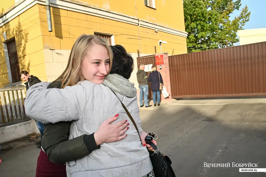05.10.2020. Бобруйск. Бобруйчане выходят на свободу из изолятора временного содержания после судов по административной статье 23.34 КоАП РБ. Из встречают члены семей,