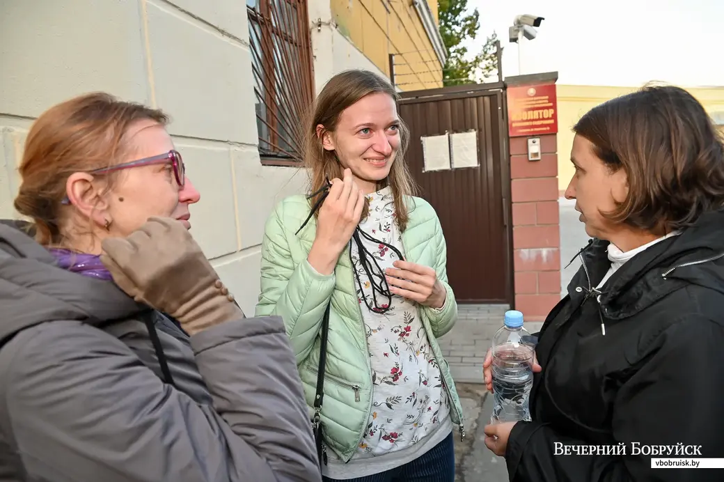 05.10.2020. Бобруйск. Бобруйчане выходят на свободу из изолятора временного содержания после судов по административной статье 23.34 КоАП РБ. Анна Рябцева.