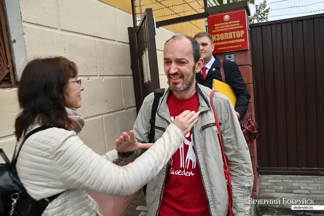 07.10.2020. Бобруйск. Корреспондент «Вечернего Бобруйска» Денис Носов выходит на свободу из изолятора временного содержания, его встречает супруга.
