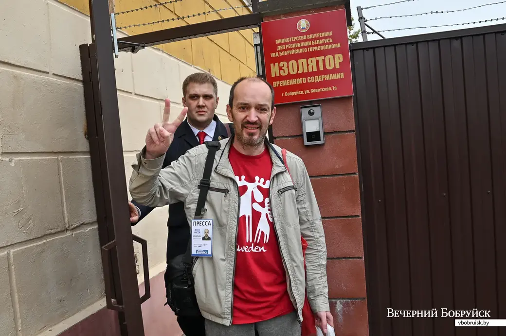 07.10.2020. Бобруйск. Корреспондент «Вечернего Бобруйска» Денис Носов выходит на свободу из изолятора временного содержания после задержания по административной статье