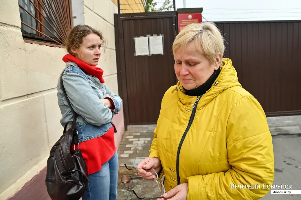 07.10.2020. Бобруйск. Мама фотографа Юрия Комиссарова у ворот изолятора временного содержания узнала, что ее сын арестован на семь суток по административной статье 23.34