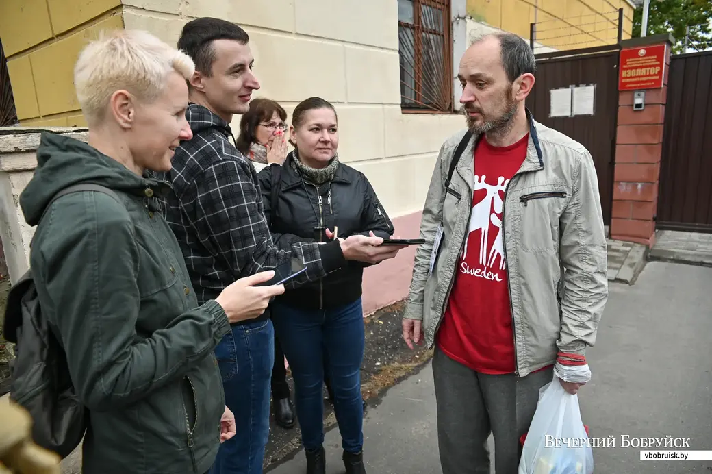 07.10.2020. Бобруйск. Корреспондент «Вечернего Бобруйска» Денис Носов выходит на свободу из изолятора временного содержания после задержания по административной статье