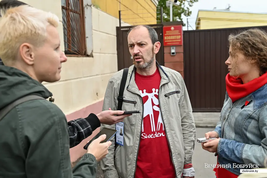 07.10.2020. Бобруйск. Корреспондент «Вечернего Бобруйска» Денис Носов выходит на свободу из изолятора временного содержания после задержания по административной статье