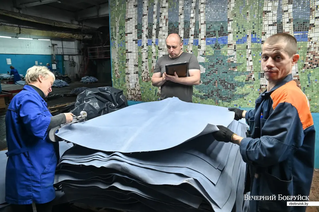 07.10.2020. Бобруйск. ОАО «Бобруйский кожкомбинат». Контрольный мастер Наталья Михайловна Григорьева, строгаль Николай Дзыгун и рабочий Сергей Дубинин.
