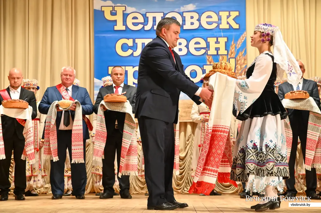 Председатель Бобруйского райисполкома Александр Суходольский принимает символический каравай из зерна нового урожая на районном фестивале-ярмарке тружеников села