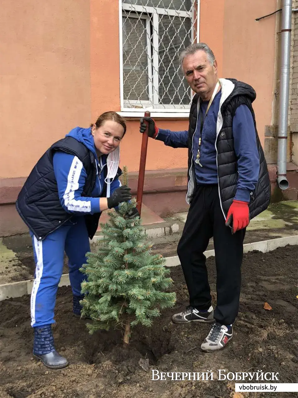 Вместе с Ольгой Онуфриевой на субботнике трудится ее муж-итальянец Луиджи.