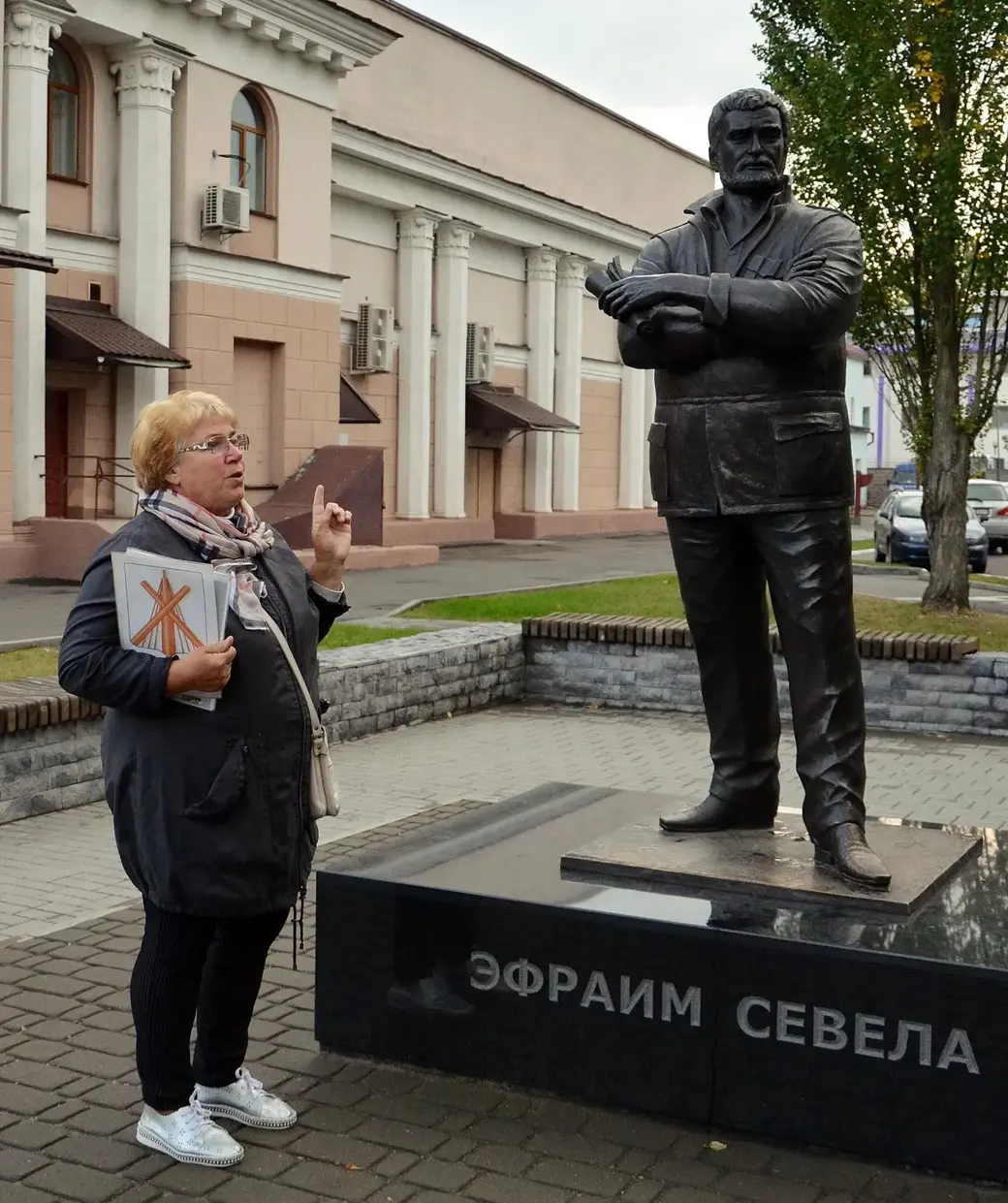 Экскурсовод Тамара Минченко у памятника Э. Севеле в Бобруйске.